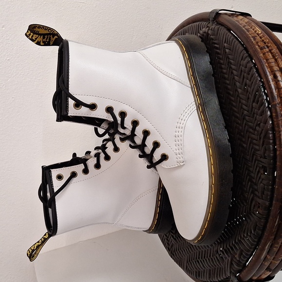 Doc Dr Martens Zavala Womens Size 7 White Leather Platform Combat Boots - Picture 1 of 12